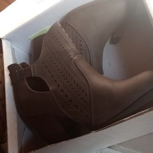 Daisy Fuentes size 8